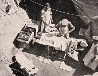 Chirurgie de campagne sur la péninsule de Gallipoli, Turquie, 1915, tiré de 
